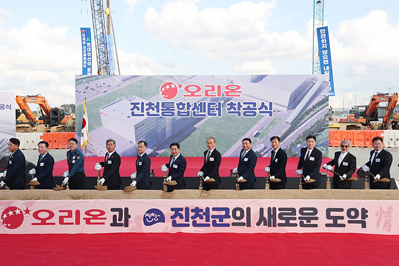 23일 오리온 진천통합센터 착공식에 참석한 (왼쪽 다섯 번째부터)이복원 충청북도 경제부지사, 송기섭 진천군수, 허인철 오리온그룹 부회장, 이승준 오리온 대표이사. 사진ㅣ오리온