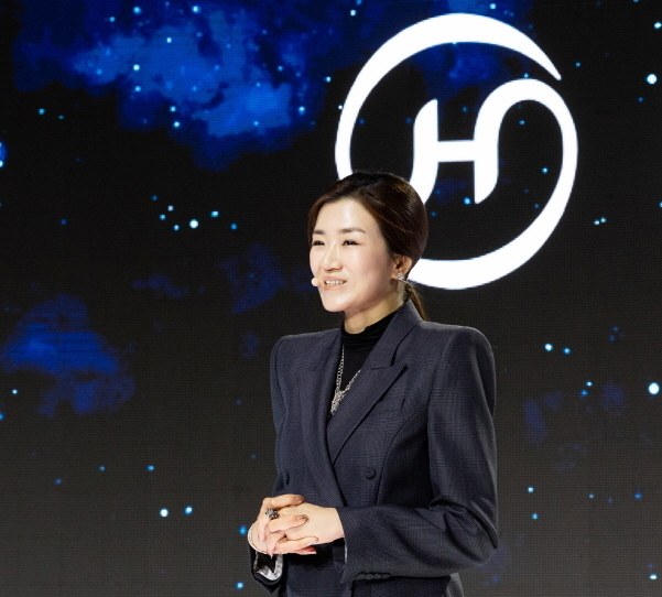 조현민 한진그룹 사장이 23일 서울 용산구 그랜드하얏트서울에서 열린 그룹 창립 80주년 기념행사에서 새로운 비전을 발표 하고 있다. 사진|한진그룹 