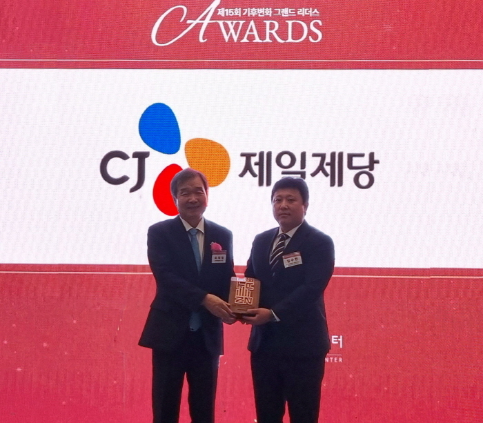 임수빈 CJ제일제당 글로벌S&T Agriculture플랫폼 부장(사진 오른쪽)이 지난 23일 열린 ‘제15회 기후변화 그랜드리더스어워드’에서 수상한 후 기념사진을 촬영하고 있는 모습.