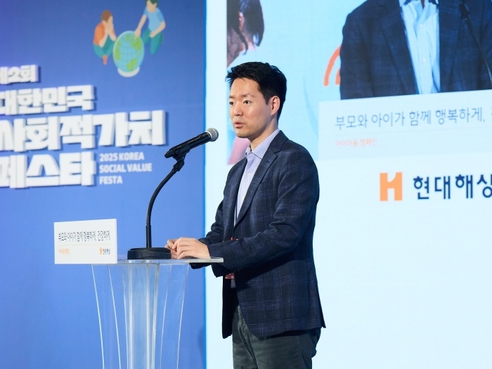 정경선 현대해상 CSO가 지난 8월말 열린 '제2회 대한민국 사회적 가치 페스타'에서 부모와 아이의 건강하고 행복한 삶을 위한 사회공헌프로젝트 '아이마음캠페인'을 설명하는 오프닝스피치를 하고 있다. 당시 정경선 CSO는 세브란스어린이병원 천근아 교수와 함께 발달지연·발달장애 아동을 위한 조기개입 솔루션을 찾는 150억원 규모의 공모사업 '아이마음탐사대', 앞으로 7년간 150억원을 투입해 지역사회 4곳에 아동과 양육자를 위한 커뮤니티 공간을 만드는 장기 프로젝트 '아이마음놀이터' 건립을 골자로 하는 총 300억원 규모의 사회공헌프로젝트 '아이마음캠페인'을 공개했다. 사진ㅣ현대해상