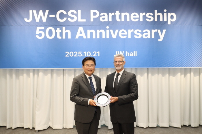신영섭 JW중외제약 대표(왼쪽)이 안토니우 주르당 CSL 비포 글로벌 파트너 비즈니스 총괄에게 감사패를 전달하고 있는 모습. 