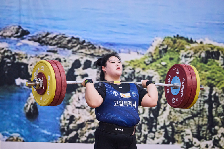 제106회 전국체전에서 3관왕에 오른 역도 박혜정 선수. 사진ㅣSK텔레콤