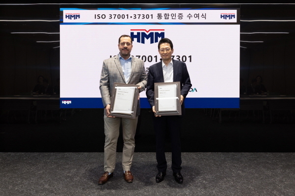 24일 HMM 여의도 사옥에서 개최된 ISO 37001, 37301 인증서 수여식에서 최원혁 HMM 대표이사(오른쪽)와 포티스 캄푸리스(MR. Fotis Kampouris) LRQA 아시아·태평양 총괄부사장이 기념사진을 촬영하고 있다. 사진|HMM