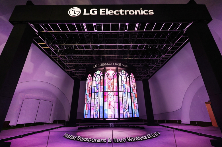 무선∙투명 TV 'LG 시그니처 올레드 T' 28대로 구성한 초대형 샹들리에. 사진ㅣLG전자