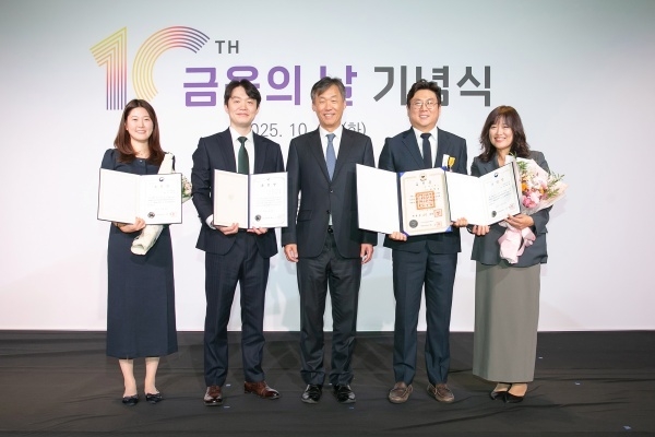 왼쪽부터 케이뱅크 이다정 매니저, 김홍종 팀장, 최우형 은행장, 김성호 매니저, 윤혜령 팀장. 사진ㅣ케이뱅크