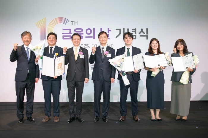 왼쪽부터 케이뱅크 최우형 은행장, 김성호 매니저, 이억원 금융위원장, 이찬진 금융감독원장, 케이뱅크 김홍종 팀장, 이다정 매니저, 윤혜령 팀장. 사진ㅣ케이뱅크