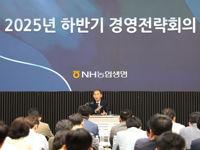 박병희 NH농협생명 대표이사가 지난 8월 당시 열린 '하반기 경영전략회의'를 주재하는 모습. 사진ㅣNH농협생명