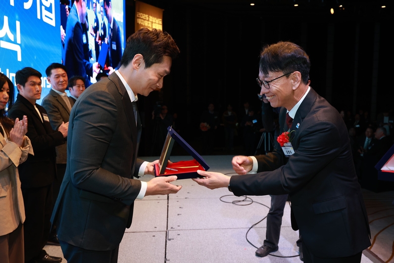 김명주 경상남도 경제부지사(오른쪽)가 쿠팡 CLS 곽형주 상무에게 표창을 수여하고 있다. 사진|쿠팡