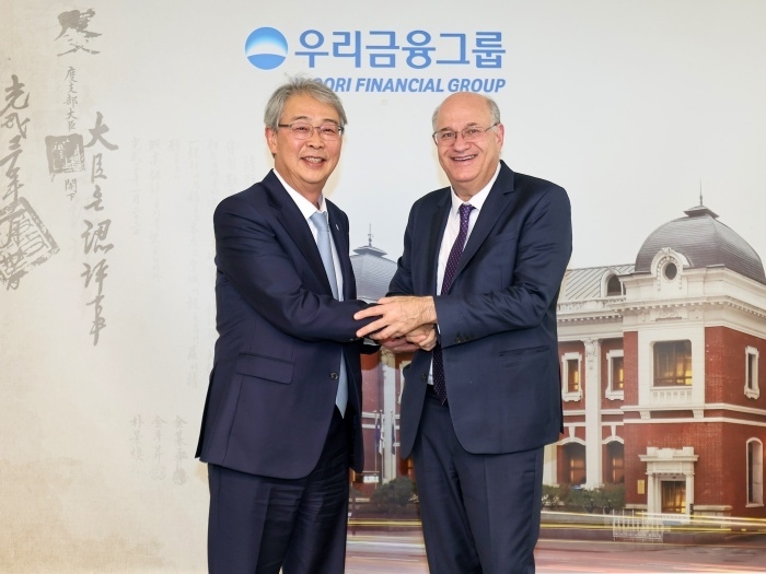임종룡 우리금융그룹 회장(왼쪽)이 27일 본사에서 일랑 고우드파잉 미주개발은행(IDB) 총재를 만나 기념촬영하고 있다. 사진ㅣ우리금융그룹