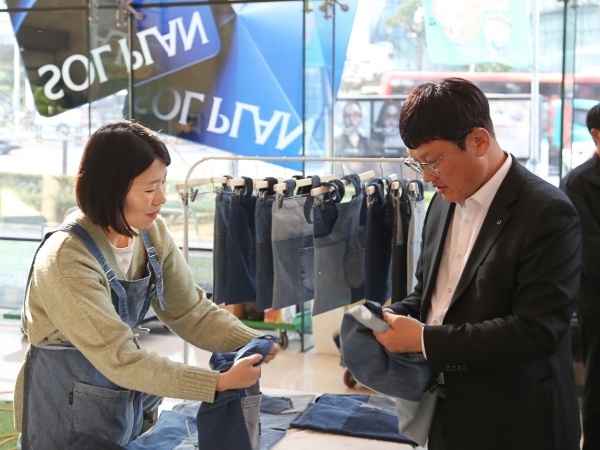 박창훈 신한카드 사장(오른쪽). 사진ㅣ신한카드