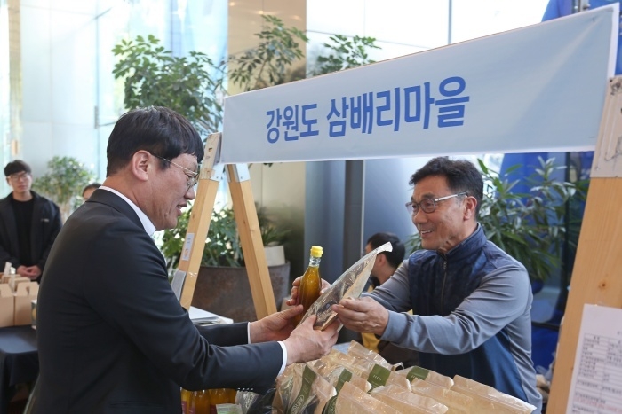 박창훈 신한카드 사장(왼쪽). 사진ㅣ신한카드