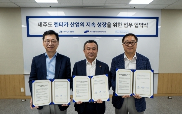 현대차 김승찬 전무, 제주특별자치도렌터카조합 강동훈 이사장, 현대캐피탈 심장수 전무가 협약식 체결 이후 기념사진을 촬영하는 모습. 사진|현대차
