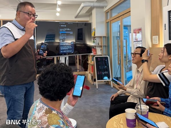 BNK부산은행, 어르신 위한 스마트폰 교육 봉사활동 실시. 사진ㅣBNK부산은행