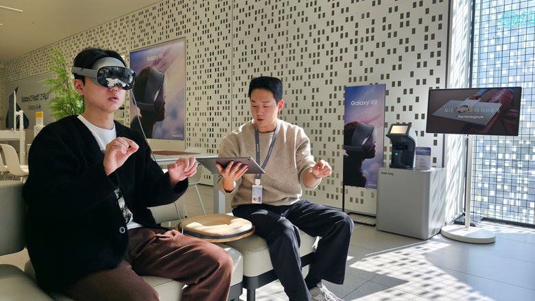 삼성스토어 홍대에서 헤드셋 형태의 모바일 기기 '갤럭시 XR'을 체험하는 모습. 사진ㅣ삼성전자