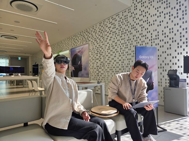 삼성스토어 홍대에서 헤드셋 형태의 모바일 기기 '갤럭시 XR'을 체험하는 모습. 사진ㅣ삼성전자