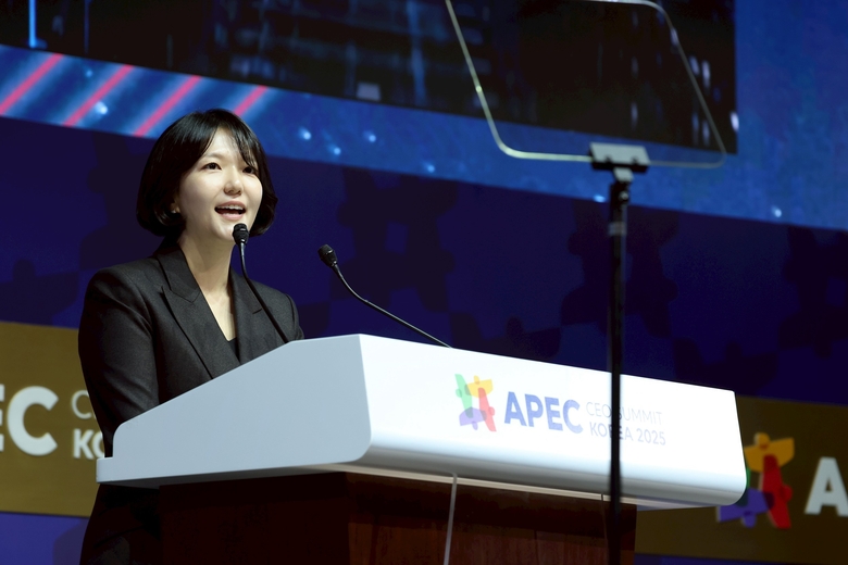 최수연 네이버 대표가 ‘APEC CEO 서밋’에서 기조연설하고 있다. 사진|네이버