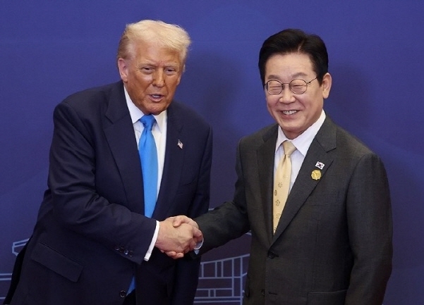 이재명 대통령이 29일 경북 경주 힐튼호텔 그랜드볼룸에서 열린 대통령 주최 정상 특별만찬에 앞서 도널드 트럼프 미국 대통령을 영접하고 있다  사진|연합뉴스 