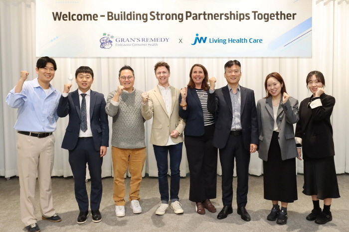 (왼쪽 넷째부터) 엔데버헬스컨슈머리미티드 벤저민 컬 마케팅 총괄, 켈리 뒤 프리즈 글로벌 주요 거래처 담당 매니저, 윤성훈 JW생활건강 유통전략사업본부장과 임직원들이 기념촬영을 하고 있는 모습. 