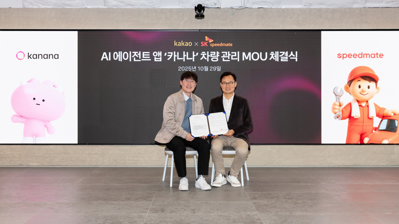 김종한 카카오 카나나 성과리더(왼쪽)와 SK스피드메이트 안무인 대표이사가 업무협약을 맺고 기념 촬영하고 있다. 사진|카카오