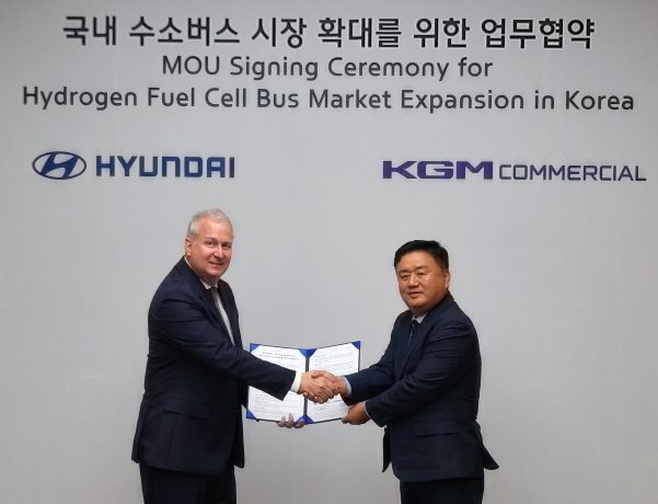 현대차그룹 HMG에너지&수소사업본부 켄 라미레즈(Ken Ramirez) 부사장(왼쪽)과 KGMC 김종현 대표이사(오른쪽)가 기념 사진을 촬영하고 있다.  사진|KGMC