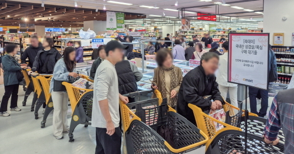 '2025 쓱데이' 개막일인 30일 이마트 '고기 반값 할인' 행사에 북적이는 이마트 용산점의 모습. 사진|이마트