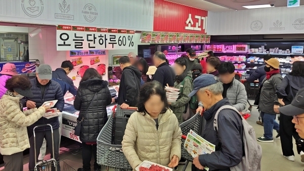 30일 롯데마트 서울 중계점에서 땡큐절 행사에 쇼핑객들이 정육코너에서 고기를 사고 있다. 사진|롯데마트