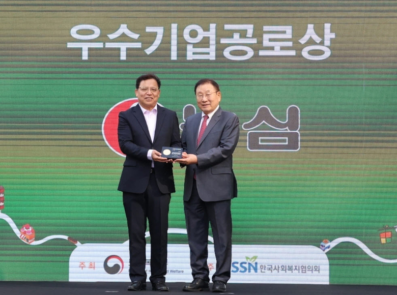 왼쪽부터 농심 김보규 상무, 한국사회복지협의회 김성이 회장 사진|농심