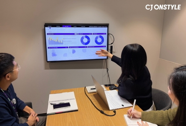 CJ온스타일 협력사 전용 AI 데이터 플랫폼 '비즈니스 인사이트' 담당자가 협력사에 고객 분석 데이터를 설명해주고 있다 사진|CJ온스타일