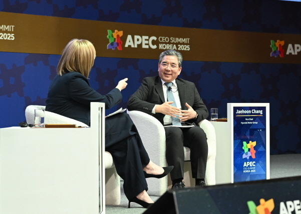 이바나 제멜코바 수소위원회 CEO, 장재훈 현대차그룹 부회장이 APEC CEO 서밋 수소 세션에서 대담을 진행 중인 모습. 사진 |현대차그룹  