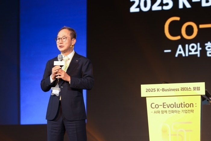 양종희 KB금융그룹 회장이 지난 9월 중소·중견기업 CEO를 초청해 개최한 '2025 K-Business 리더스 포럼'에서 인사말하고 있다. 사진ㅣKB금융그룹