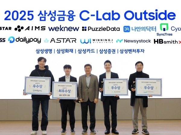 김이태 삼성카드 사장(가운데)이 삼성금융네트웍스 대표로 본선진출 스타트업 수상자들과 함께 기념촬영하고 있다. 사진ㅣ삼성금융네트웍스