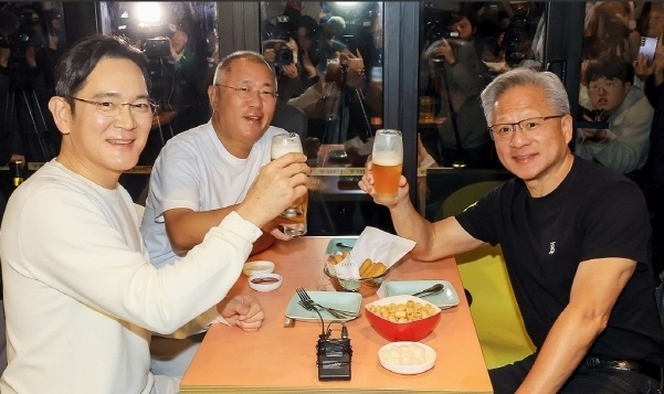 아시아태평양경제협력체(APEC) 정상회의를 계기로 한국을 찾은 젠슨 황 엔비디아 최고경영자가 30일 서울 삼성동 한 치킨집에서 진행된 이재용 삼성전자 회장, 정의선 현대차그룹 회장과 치맥 회동 중 기념촬영을 하고 있다. 사진|연합뉴스