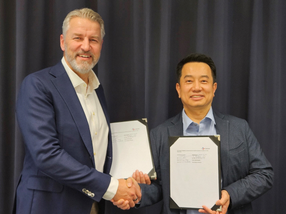 파트너십 체결식에서 기념사진 촬영을 하고있는 정혁성 CJ제일제당 BMS본부장(오른쪽)과 프레드릭 베리에고르 BIQ머티리얼즈 회장.