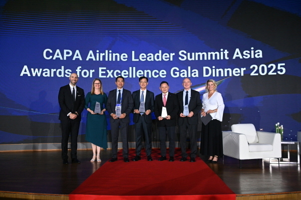 시상식에 참석한 김태준 대한항공 국제업무실장(왼쪽에서 네번째) 및 항공업계 관계자들이 기념사진을 촬영하는 모습. 사진|대한항공