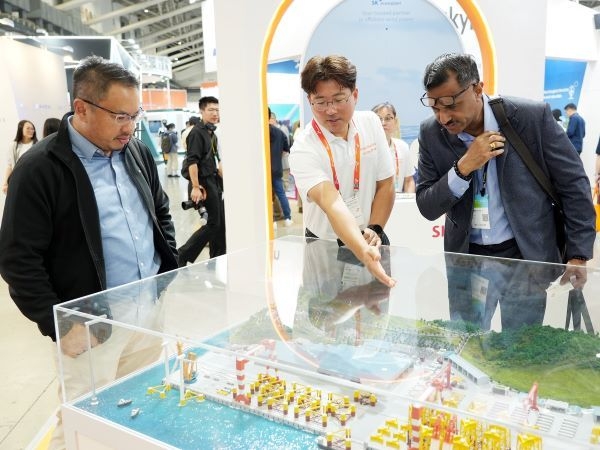 29~31일 대만 타이베이 난강 전시 센터에서 열린 ‘에너지 타이완(Energy Taiwan) & 넷제로 타이완(Net-Zero Taiwan) 2025’ 전시회에 참가한 SK오션플랜트 관계자들이 부스를 찾은 관람객들과 이야기를 나누고 있다. 사진ㅣSK오션플랜트 