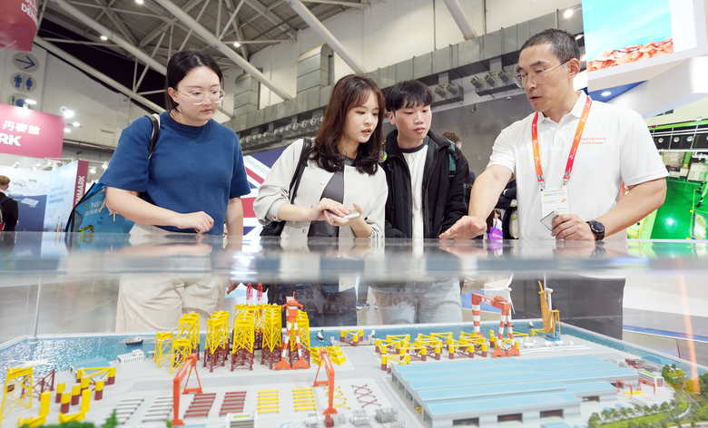 29~31일 대만 타이베이 난강 전시 센터에서 열린 ‘에너지 타이완(Energy Taiwan) & 넷제로 타이완(Net-Zero Taiwan) 2025’ 전시회에 참가한 SK오션플랜트 관계자들이 부스를 찾은 관람객들과 이야기를 나누고 있다. 사진ㅣSK오션플랜트 