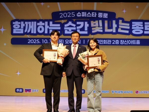 ㈜한화는 지난 10월 30일 서울특별시 종로구의회로부터 지역사회 내 복지기여에 대한 공로를 인정받아 표창장(구의장상)을 받았다. 사진ㅣ(주)한화 