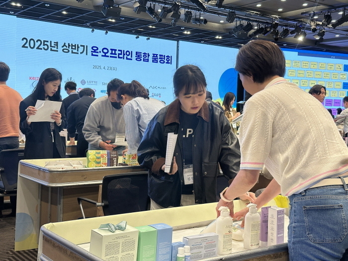 국내 중소기업 판로를 지원하기 위해 중소기업중앙회의 협업해 진행한 '2025 온·오프라인 품평회’ 전경.