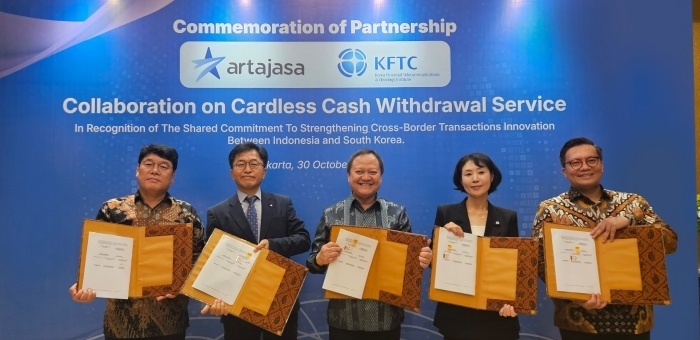 30일 인도네시아 자카르타에서 이종희 우리카드 상무(오른쪽 두번째)가 국내 카드사 최초로 다자간 Cardless ATM 서비스 구축 업무협약을 체결한 뒤 기념촬영하고 있다. 사진ㅣ우리카드
