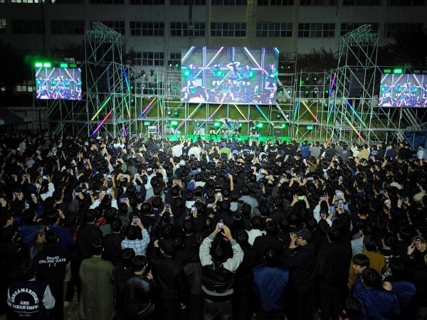 가수 청하가 축하무대를 진행하고 있다. 사진ㅣ국립한국해양대학교 