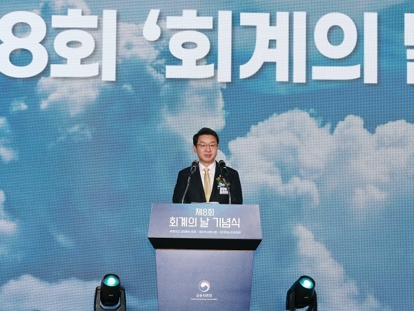 이억원 금융위원장이 31일 전경련회관 컨퍼런스센터 그랜드볼룸에서 열린 '제8회 회계의날' 기념식에서 인사말하고 있다. 사진ㅣ금융위원회