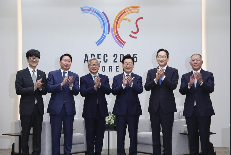이재명 대통령이 31일 APEC 정상회의장인 경주화백컨벤션센터에서 젠슨 황 엔비디아 최고경영자(CEO) 접견에 앞서 국내 기업 대표들과 함께 기념 촬영하고 있다. (왼쪽부터) 이해진 네이버 이사회 의장, 최태원 SK그룹 회장, 젠슨 황 엔비디아 CEO, 이재명 대통령, 이재용 삼성전자 회장, 정의선 현대차그룹 회장. 사진 |연합뉴스