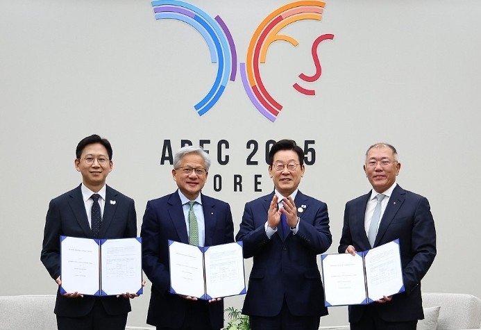 31일 APEC 정상회의장인 경주화백컨벤션센터에서 과학기술정보통신부와 현대차, 엔비디아의 국내 피지컬 AI 역량 고도화 협약 관련 기념촬영을 하고 있다. 왼쪽부터 배경훈 과학기술정보통신부 장관, 젠슨 황 엔비디아 최고경영자(CEO), 이재명 대통령, 정의선 현대차그룹 회장 사진|연합뉴스