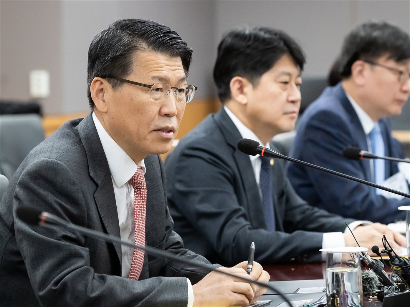 은성수 금융위원장이 24일 정부서울청사에서 금융그룹 최고경영자·전문가 간담회를 주재하며 모두 발언을 하는 모습. 사진ㅣ금융위원회