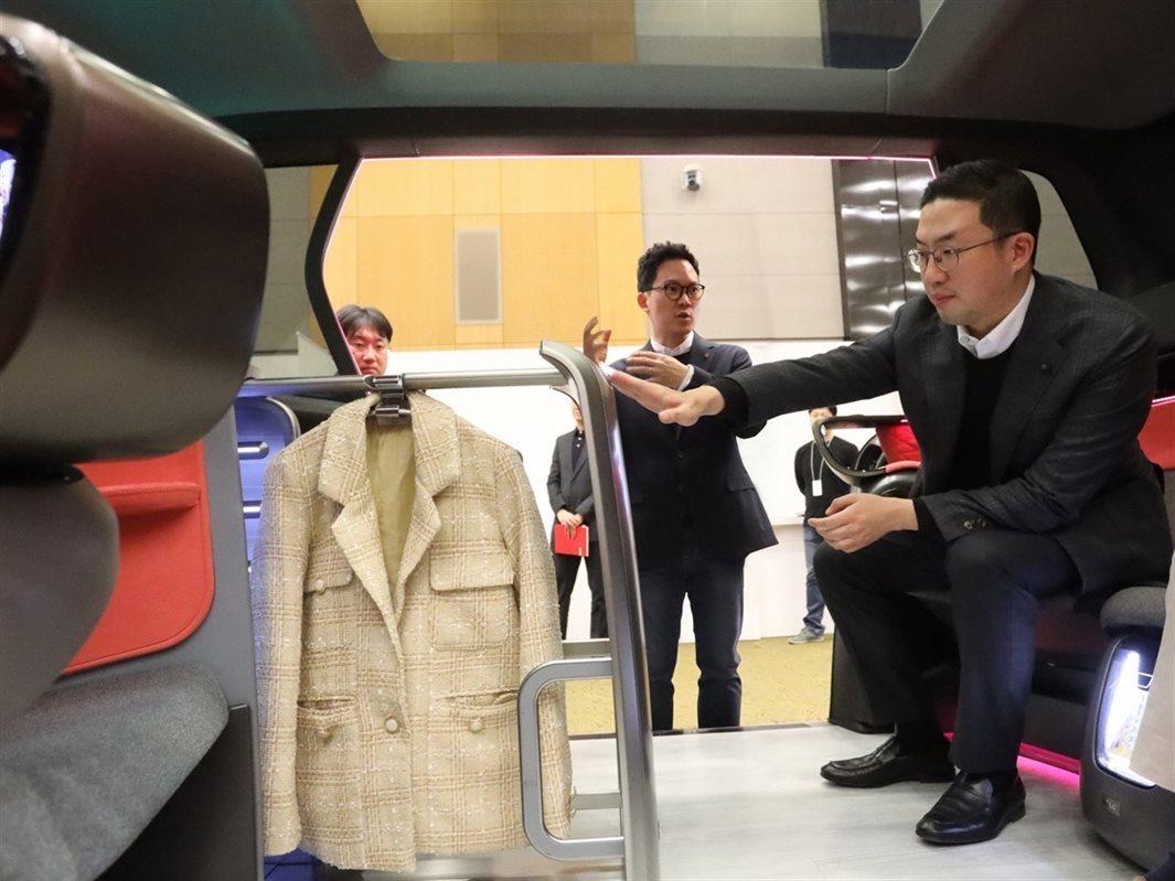 구광모 LG 대표가 지난 17일 LG전자  서초 R&D 캠퍼스 내 ‘디자인경영센터’를 방문해 출시 예정 제품들의 디자인을 살펴보고 있습니다. 사진 | LG그룹