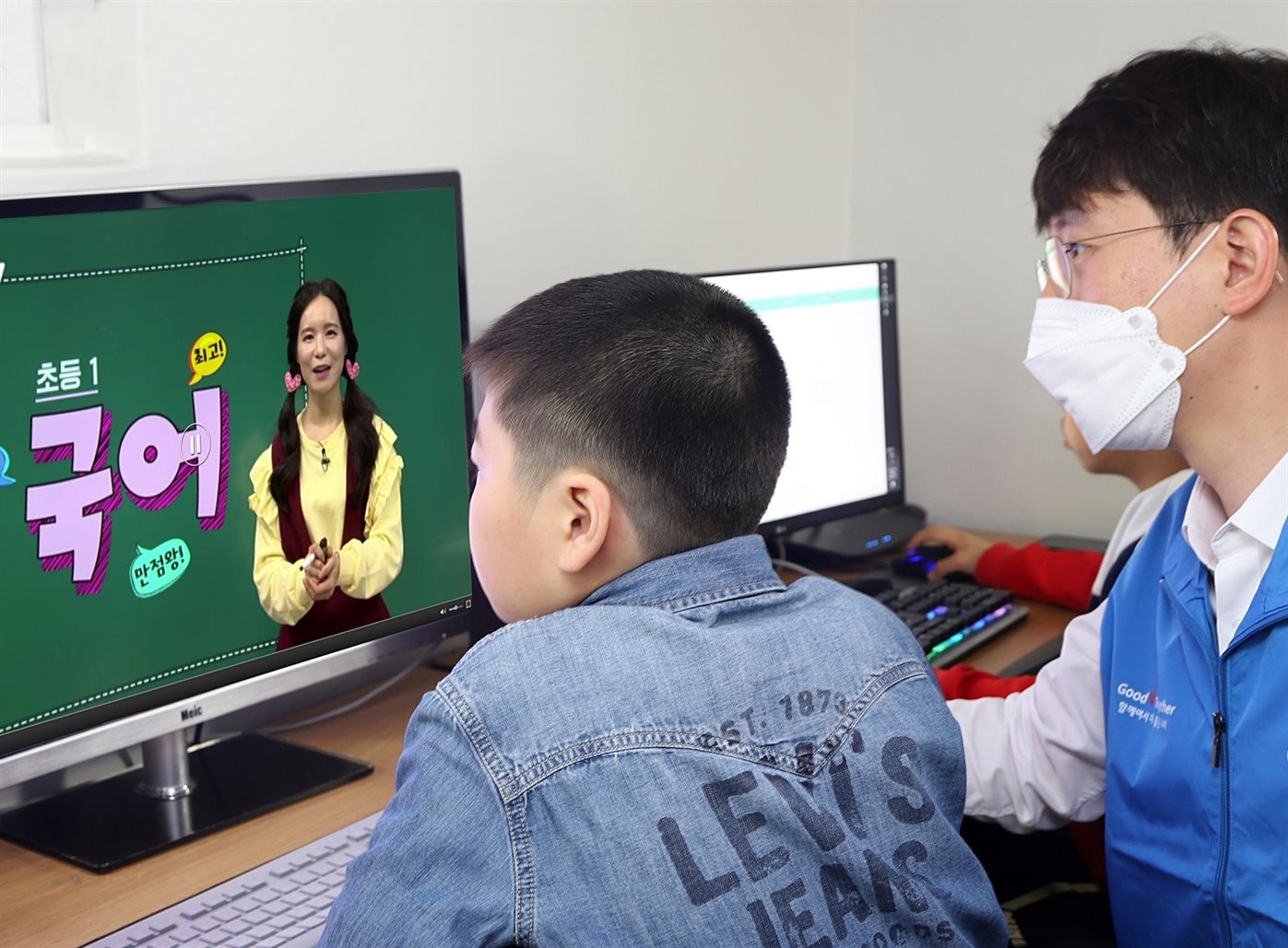 우리금융그룹 자원봉사단원이 그룹홈 아동과 함께 그룹홈 공부방에서 온라인 수업을 듣고 있는 모습.
사진ㅣ우리금융그룹