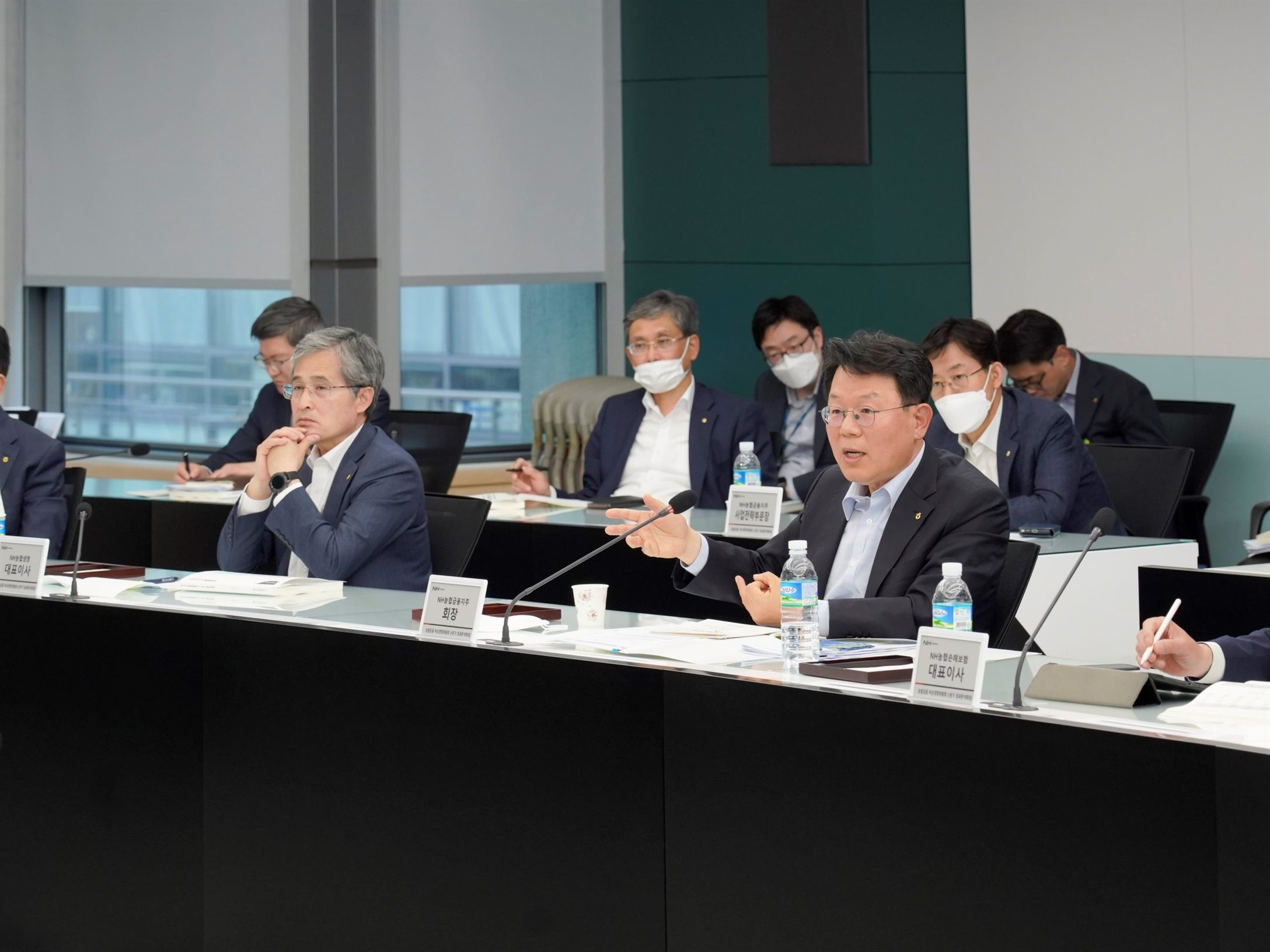 김광수(앞줄 오른쪽에서 두 번째) NH농협금융지주 회장이 지난 21일 서울 중구 농협금융 본사에서 진행된 1분기 성과분석회의 겸 비상경영회의에서 발언하고 있는 모습. 사진ㅣNH농협금융지주