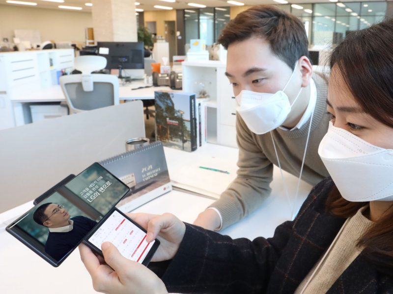 여의도 LG트윈타워에서 직원들이 구광모 LG 대표의 디지털 신년 영상 메시지를 스마트폰으로 시청하고 있는 모습. 사진 | LG그룹