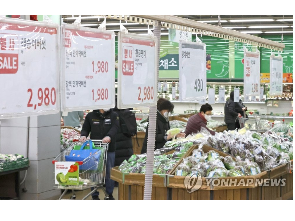 지난 14일 오후 서울 서초구의 한 대형마트 채소코너에서 시민들이 장을 보고 있습니다. 사진ㅣ연합뉴스
